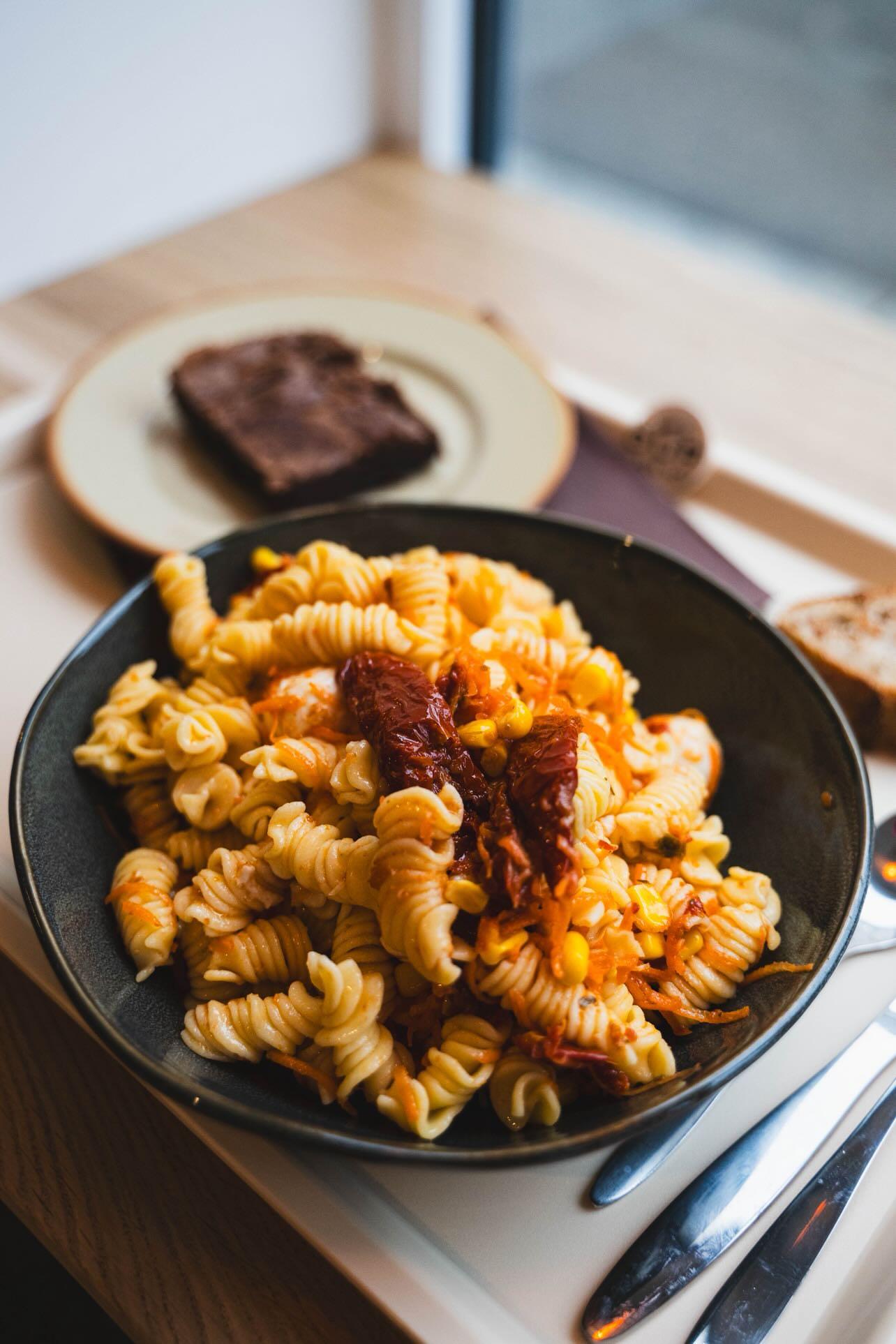Bowl de pâtes fusilli aux tomates séchées, préparé chaque matin chez Toupine à Rodez