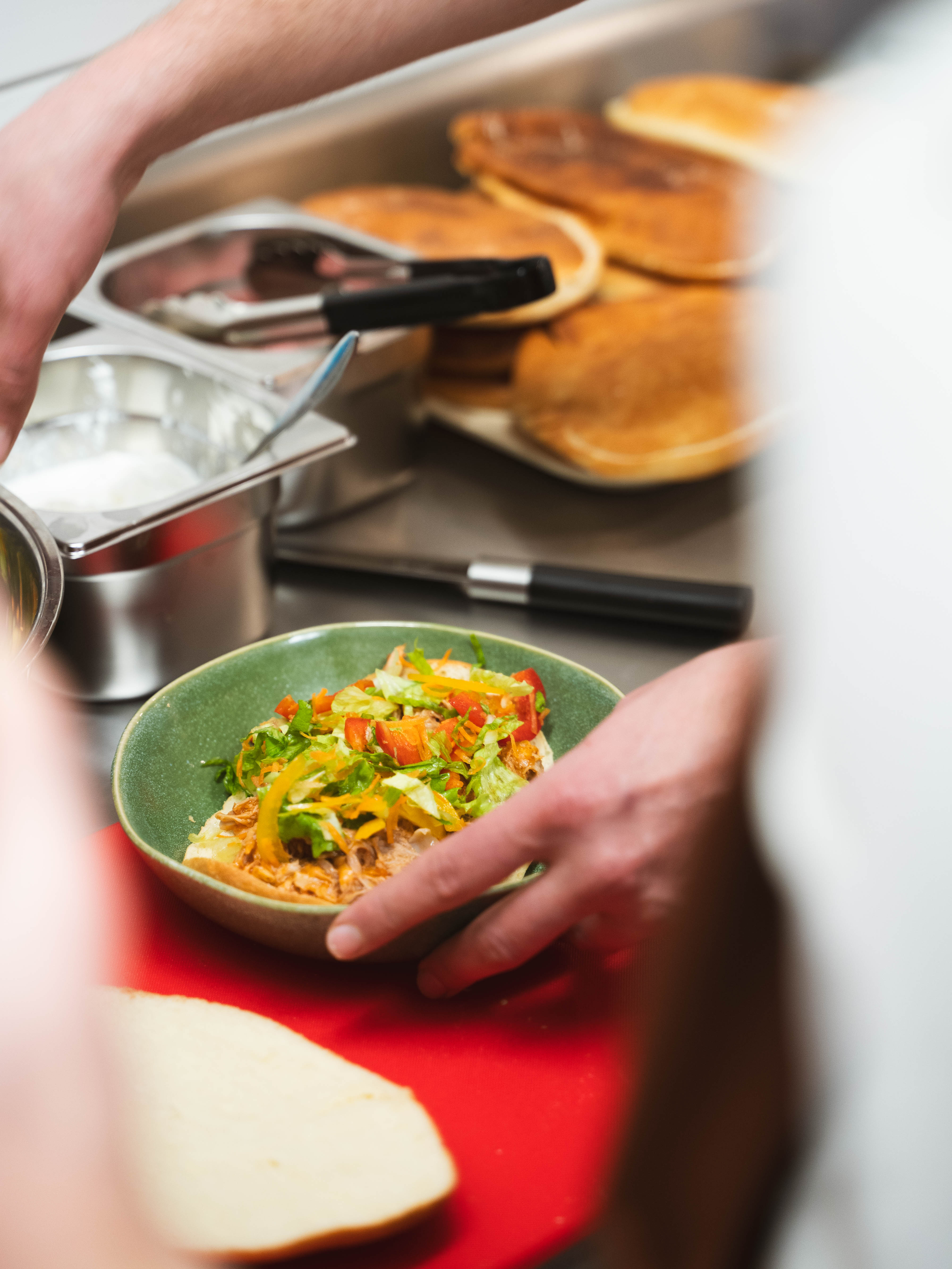 Préparation d'une salade fraîche au comptoir de Toupine à Rodez